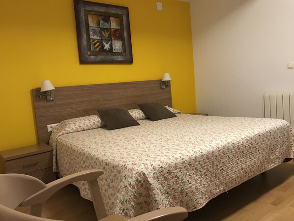 Kahden hengen huone | Tallelokero huoneessa, työpöytä, lisävuoteet, vuodevaatteet