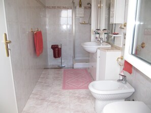 تجهيزات دش، مستلزمات مجانية للعناية الشخصية، مجففات شعر، مراحيض شطف