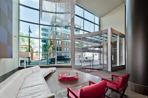 Lobby - Suite Digs Arriva (Calgary)