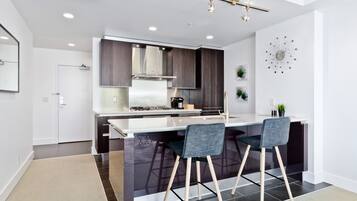 Suite Eksekutif, 1 kamar tidur, pemandangan kota | Dapur pribadi | Lemari es besar, microwave, oven, dan kompor