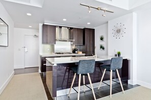 Executive Suite, 1 Bedroom, City View | Private kitchen - Suite Digs Arriva (Calgary)