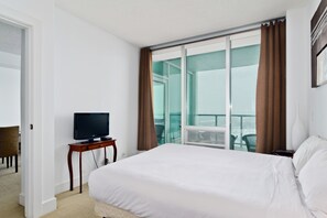 Deluxe Suite, 1 Queen Bed | 1 bedroom, desk, iron/ironing board, free WiFi - Suite Digs Arriva (Calgary)