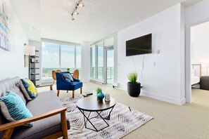 Executive-Suite, 1 Schlafzimmer, Stadtblick | Wohnzimmer | Flachbildfernseher, Netflix