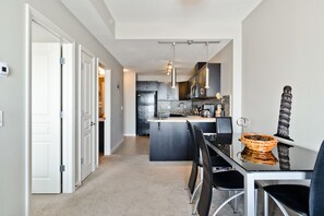 City Suite, 1 Queen Bed, City View | Living room | Flat-screen TV, Netflix - Suite Digs Alura (Calgary)