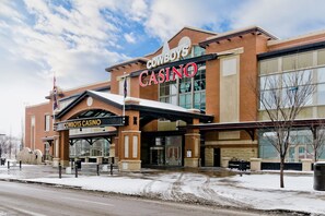 Casino - Suite Digs The Guardian North (Calgary)