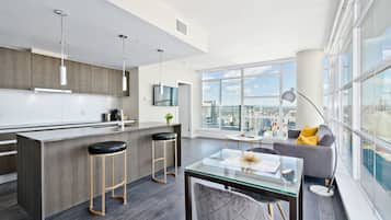 Premium Suite, 2 Queen Beds, City View, Tower | In-room dining