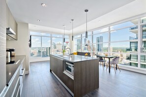 Premium Suite, 2 Queen Beds, City View, Tower | Private kitchen | Full-size fridge, microwave, oven, stovetop - Suite Digs The Guardian North (Calgary)