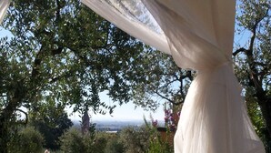 A garden with a gazebo, trees, and a view of the landscape. - Il Campano (Pescia)