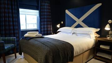 Een bureau, een laptopwerkplek, een strijkplank/strijkijzer, gratis wifi