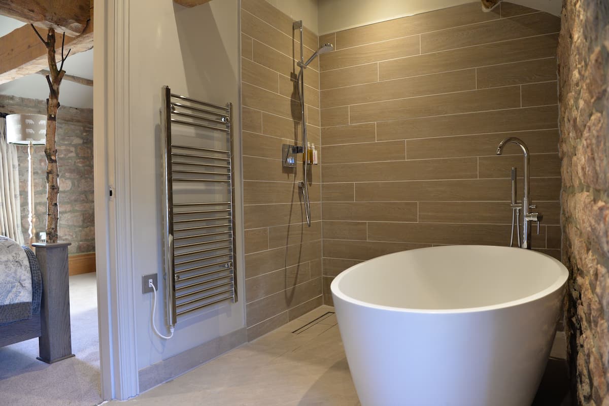 romantic double room, 1 double bed (skipton) | bathroom | free toiletries, hair dryer, towels, soap