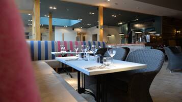 Frokost, lunsj og middag serveres, britiske retter