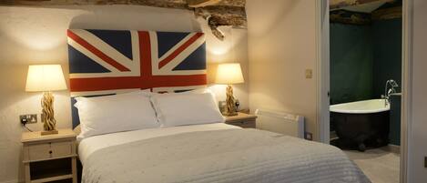 Superior Double Room, 1 Double Bed (Bamburgh) | Schreibtisch, laptopgeeigneter Arbeitsplatz, Bügeleisen/Bügelbrett