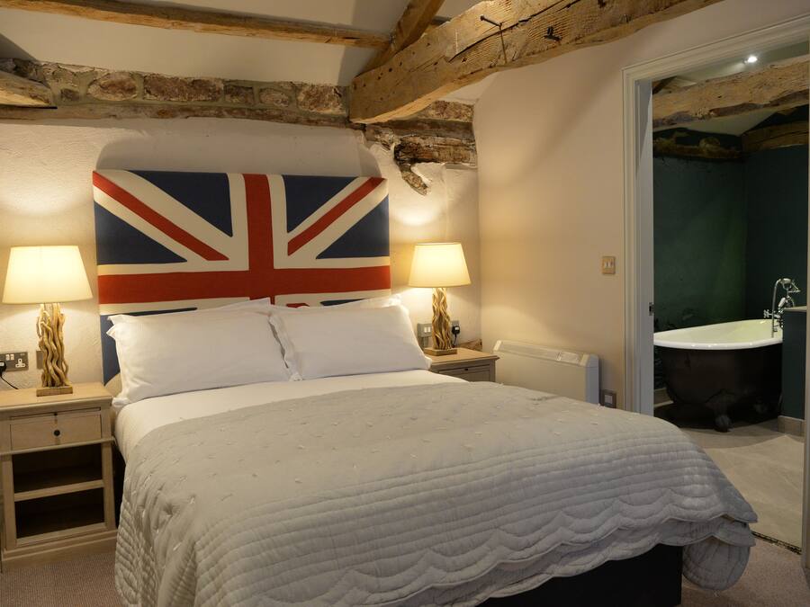 Superior Double Room, 1 Double Bed (Bamburgh) | Escritorio y espacio para trabajar con un portátil