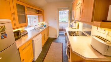 Cottage | Private kitchen | Fridge, microwave