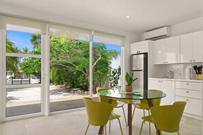 Apartemen Premium, 1 kamar tidur, dapur, pemandangan kolam renang | Dapur pribadi | Lemari es, microwave, kompor, dan mesin pembuat kopi/teh