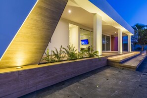 Bagian depan properti - sore/malam