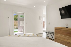 Premium appartement, 1 slaapkamer, keuken, uitzicht op zwembad | 1 slaapkamer, luxe beddengoed, pillowtop-bedden, een kluis op de kamer