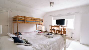 Kamar Quadruple Ekonomi | 1 kamar tidur, dilengkapi dengan perabotan berbeda-beda, dan meja kerja