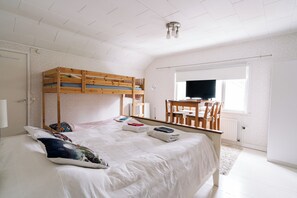 1 chambre, ameublement personnalisé, fer et planche à repasser