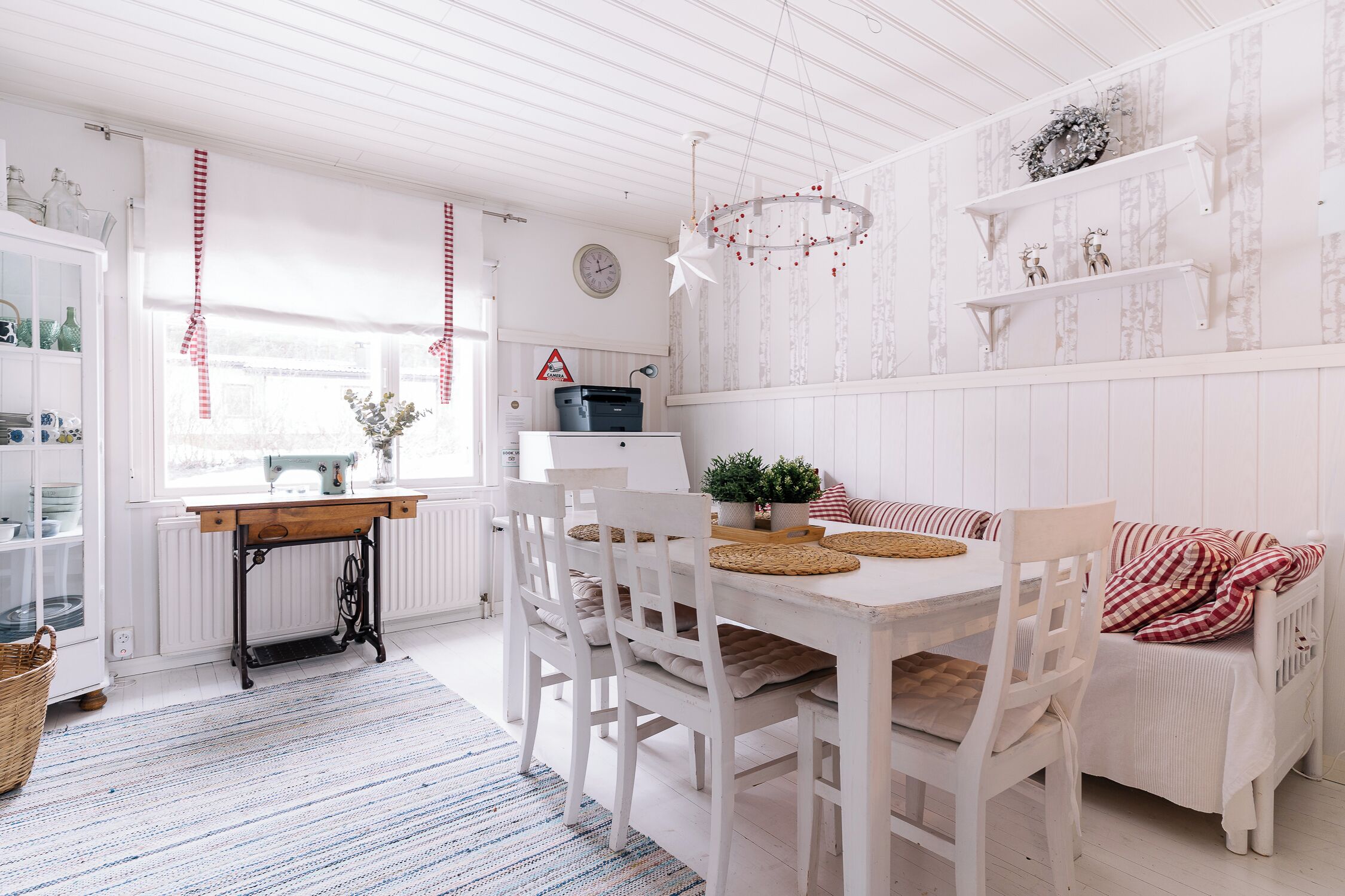 50 吋平面電視連有線電視頻道、加熱地板