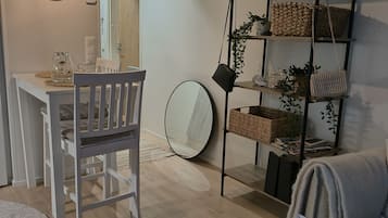 Kaupunkihuoneisto, 1 parisĂ€nky ja vuodesohva | Oleskelualue | 50âtuumainen taulutelevisio, jossa kaapelikanavat