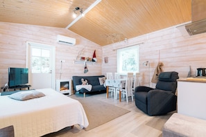 Deluxe Villa | Living area | 50-inch flat-screen TV with cable channels, heated floors - Villa Virpi (Rovaniemi)