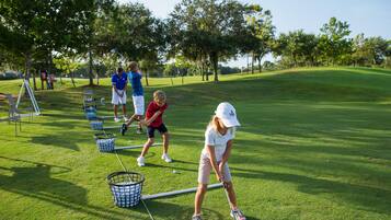 Un parcours de golf où des joueurs s’entraînent à effectuer leurs swings.