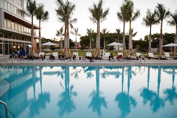 Piscine extérieure, chaises longues