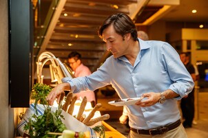 Breakfast (USD 18.00 per person)