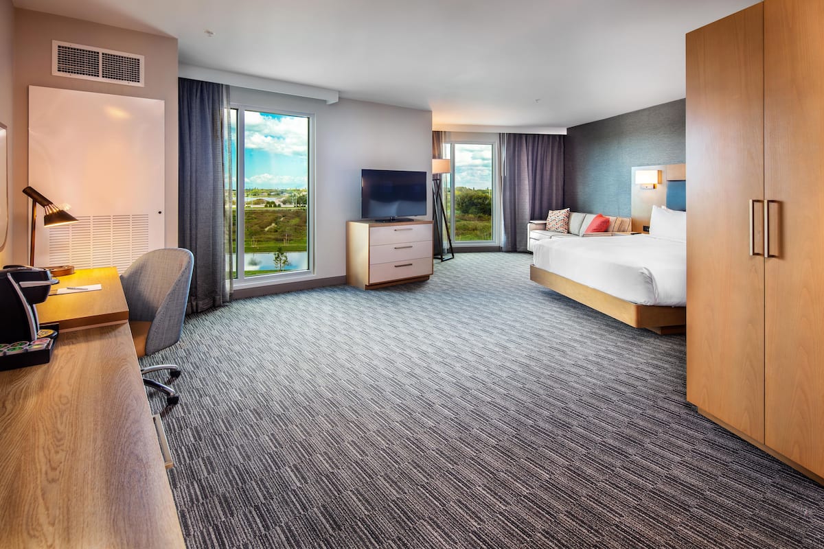 Deluxe Room, 1 King Bed | In-room safe, soundproofing, iron/ironing board