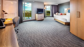 Deluxe Room, 1 King Bed | In-room safe, soundproofing, iron/ironing board