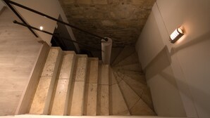 A staircase with stone walls and a handrail, leading upwards. - Chambres D'hôtes Mas D'eymard (Arles)