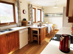 Småhus | Eget kjøkken | Kjøleskap, mikrobølgeovn, ovn og kokeplater