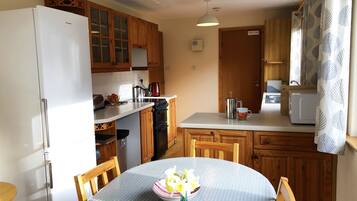 Ferienhaus | Eigene Küche | Kühlschrank, Mikrowelle, Ofen, Herdplatte