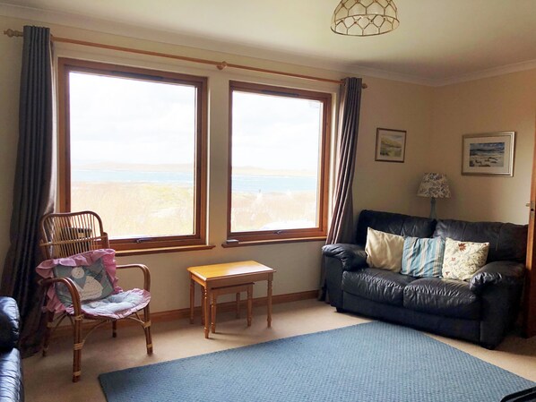 Cottage | Living room | Flat-screen TV, fireplace, DVD player