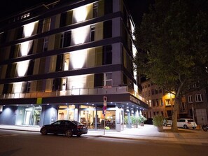 Front of property - evening/night - Domapartments Aachen City (Aachen)