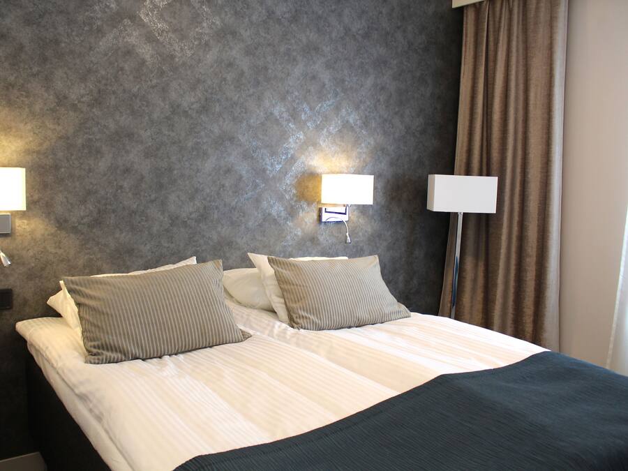 Ropa de cama de alta calidad, minibar, escritorio y cortinas opacas