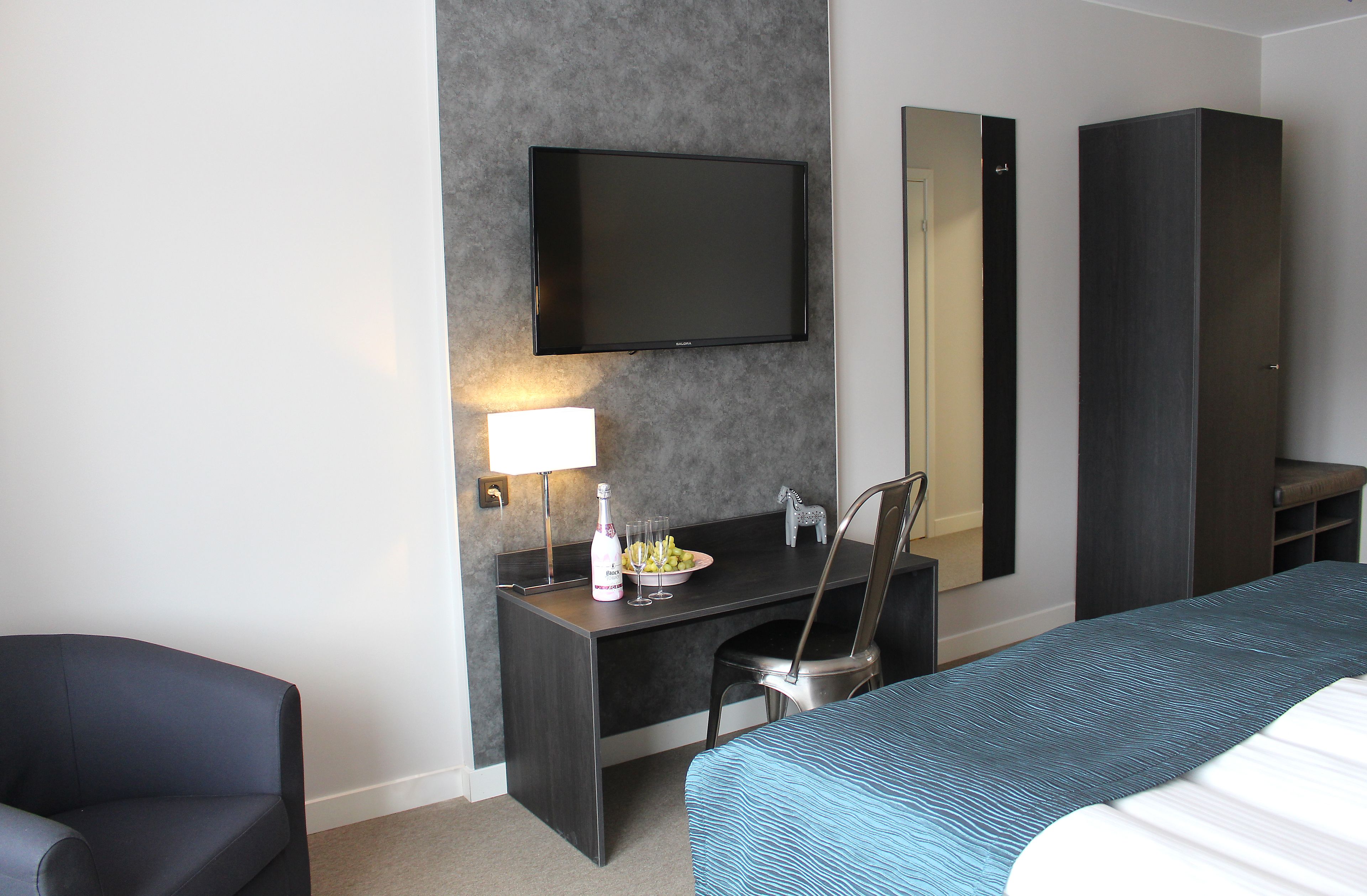 1 bedroom, premium bedding, minibar, desk