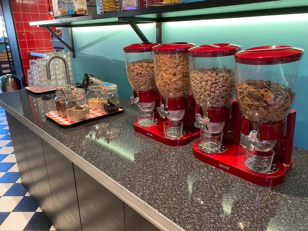 En matutdelningsstation med flera behållare och ett fat med snacks.