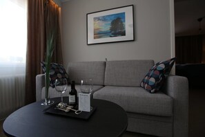 Bộ đồ giường cao cấp, minibar, bàn, màn/rèm cản sáng 