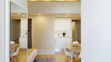 Estudio superior | Cocina privada | Frigorífico grande, horno, placa de cocina y lavavajillas