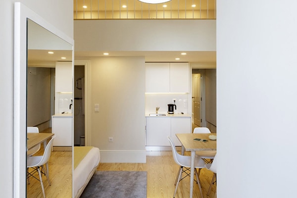 Superior studio | Privékeuken | Een koelkast/vriezer, een oven, een kookplaat, een vaatwasser