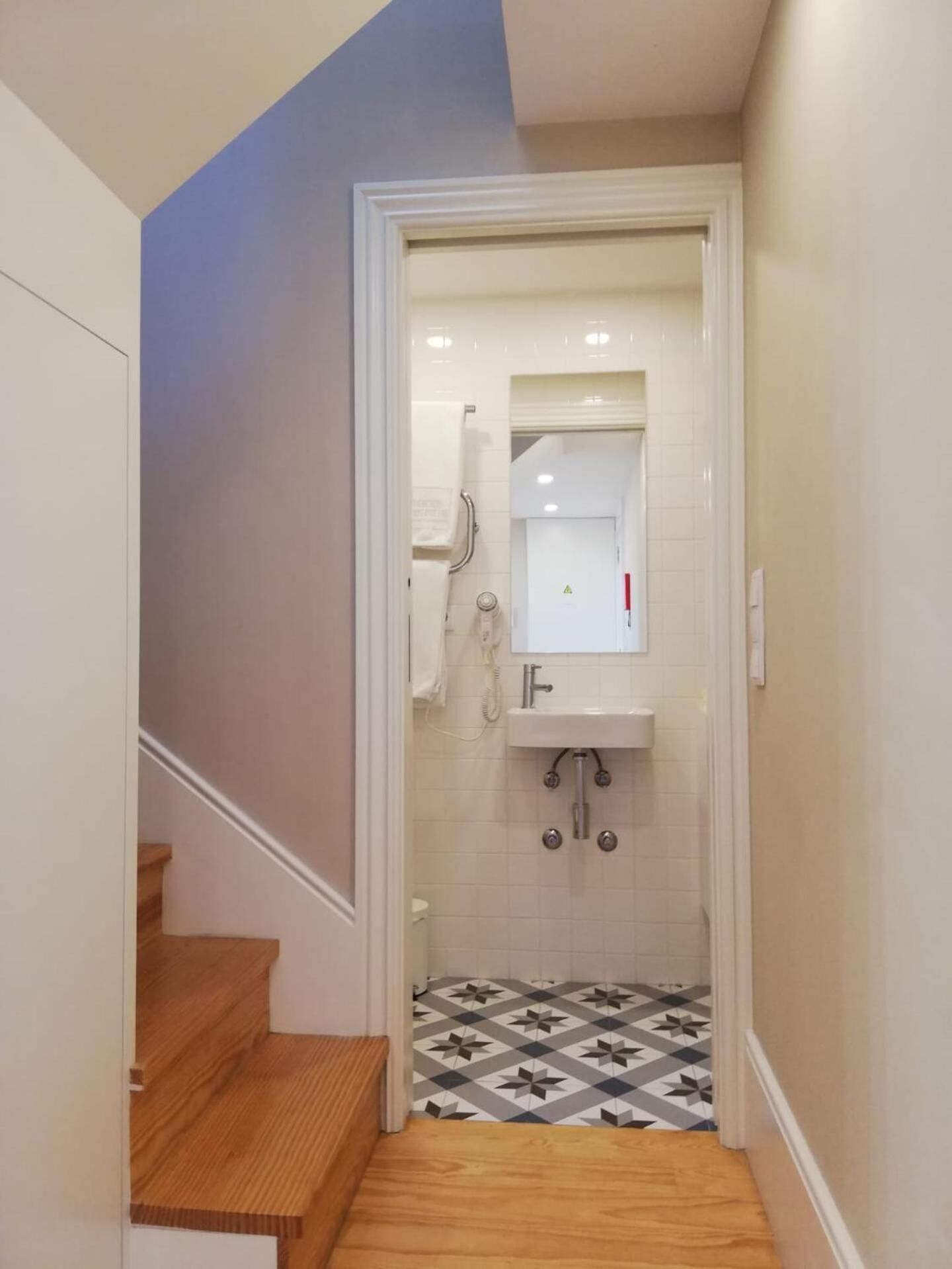 shower, rainfall showerhead, free toiletries, hair dryer