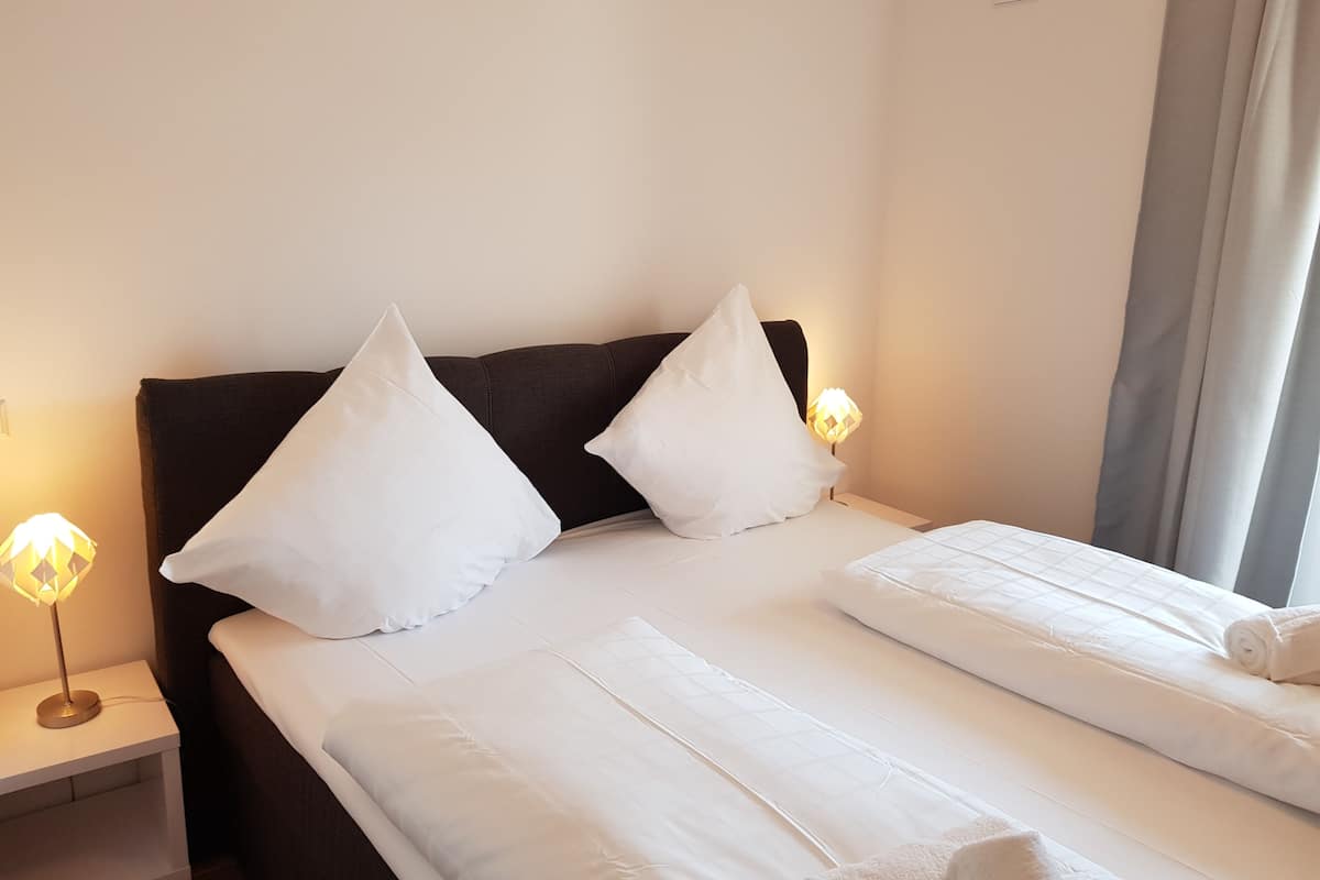 Appartement Supérieur, patio, vue ville | Fer et planche à repasser, lits pliants/supplémentaires, Wi-Fi gratuit