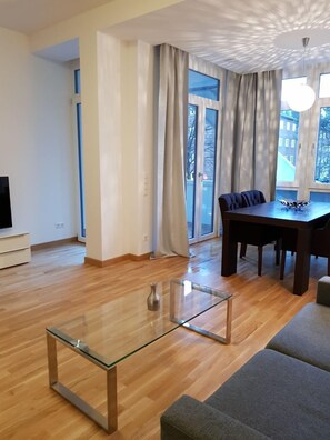 Appartement Supérieur, patio, vue ville | Coin séjour | Télévision à écran plat