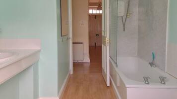 Cottage | Bathroom | Combined shower/tub