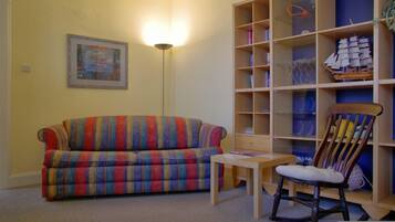 Cottage | Living area | Flat-screen TV, DVD player