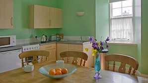 Cottage | In-room dining - Steading Holidays - Keeper's Cottage (Acharacle)