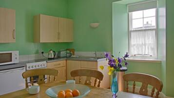 Cottage | In-room dining