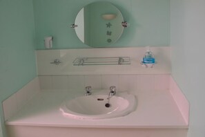 Ferienhaus | Waschbecken im Bad